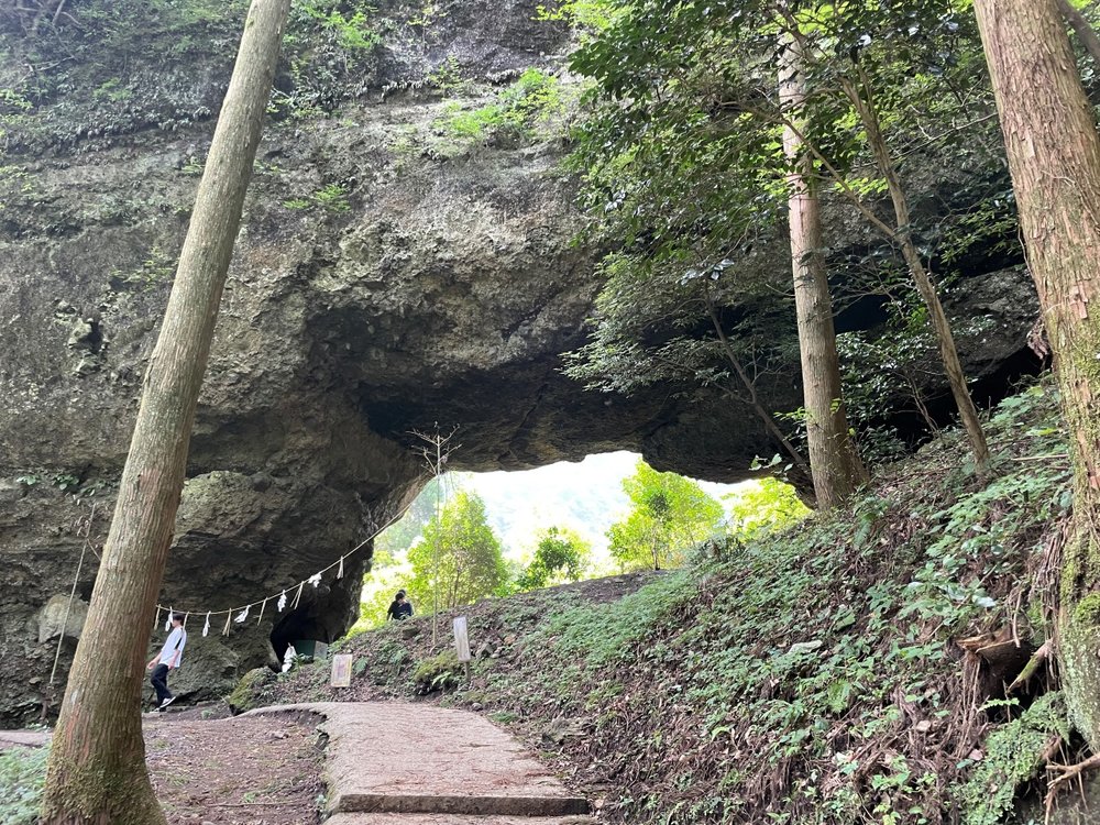 上色見熊野座神社穿戶岩