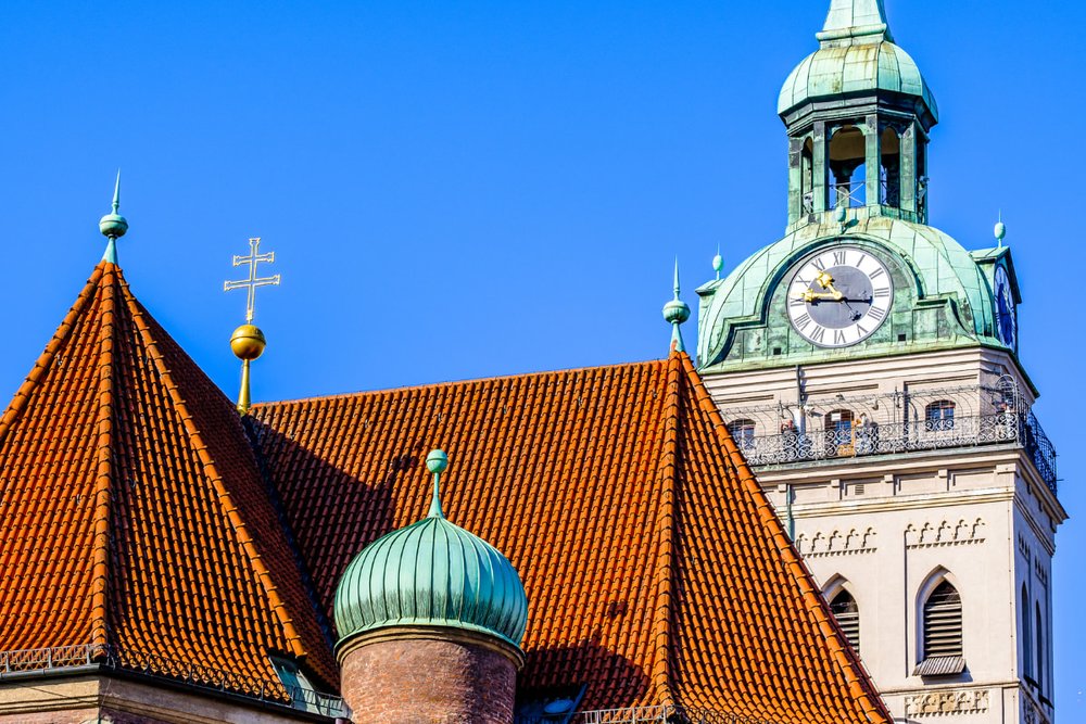 Nhà Thờ Phong Cách Pháp Cổ Kính Alter Peter