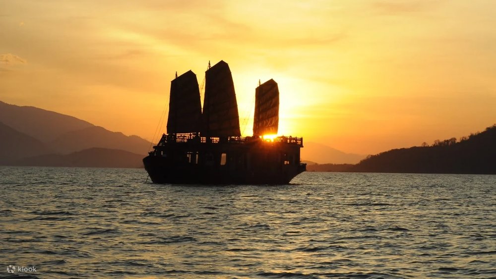 Ngắm Hoàng Hôn Và Ăn Tối Trên Thuyền Emperor Ở Nha Trang