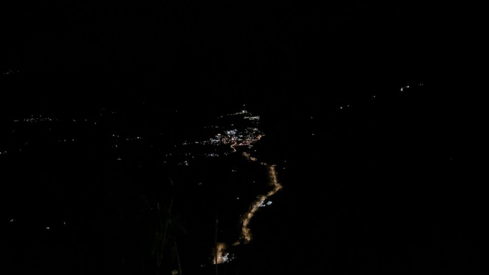 真っ暗な中に浮かぶ村の明かり