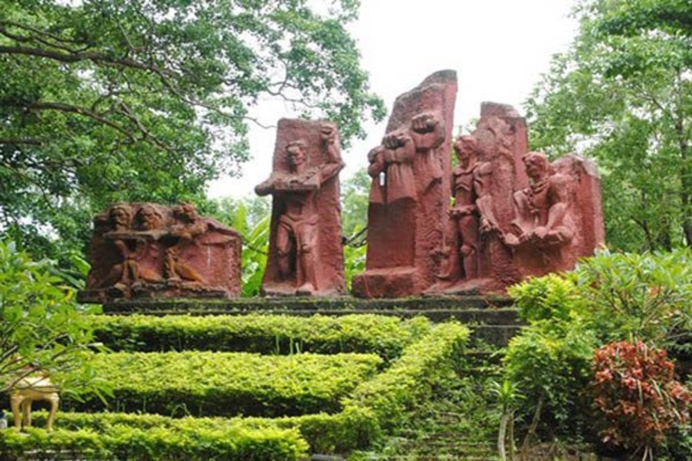 Tham Quan Nhà Tù Lao Xá