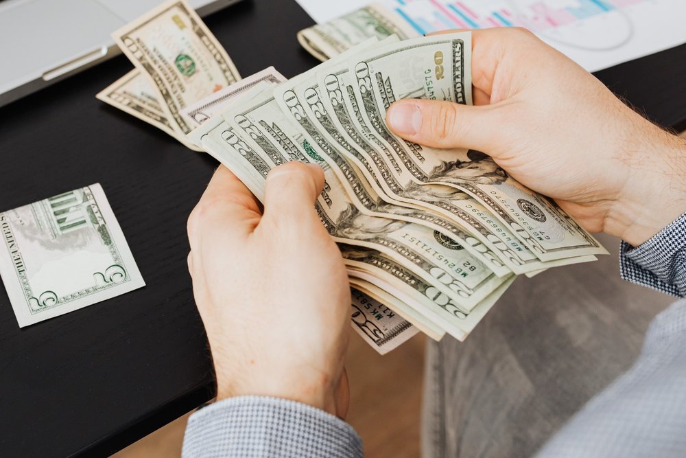 Mang Theo Tiền Mặt Hoặc Phương Tiện Thanh Toán Tương Đương Trị Giá Từ 10.000 EUR Trở Lên