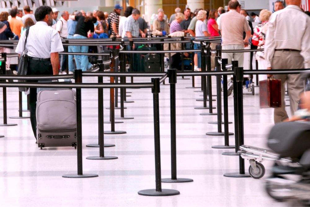 Di Chuyển Đến Khu Vực Kiểm Tra Hộ Chiếu