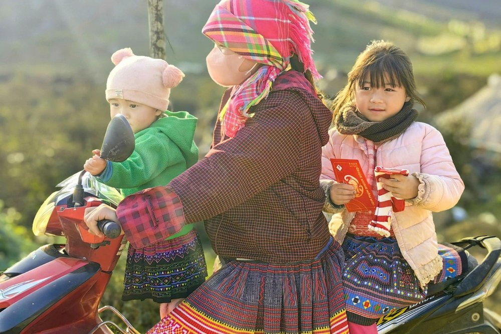 Di chuyển bằng xe máy