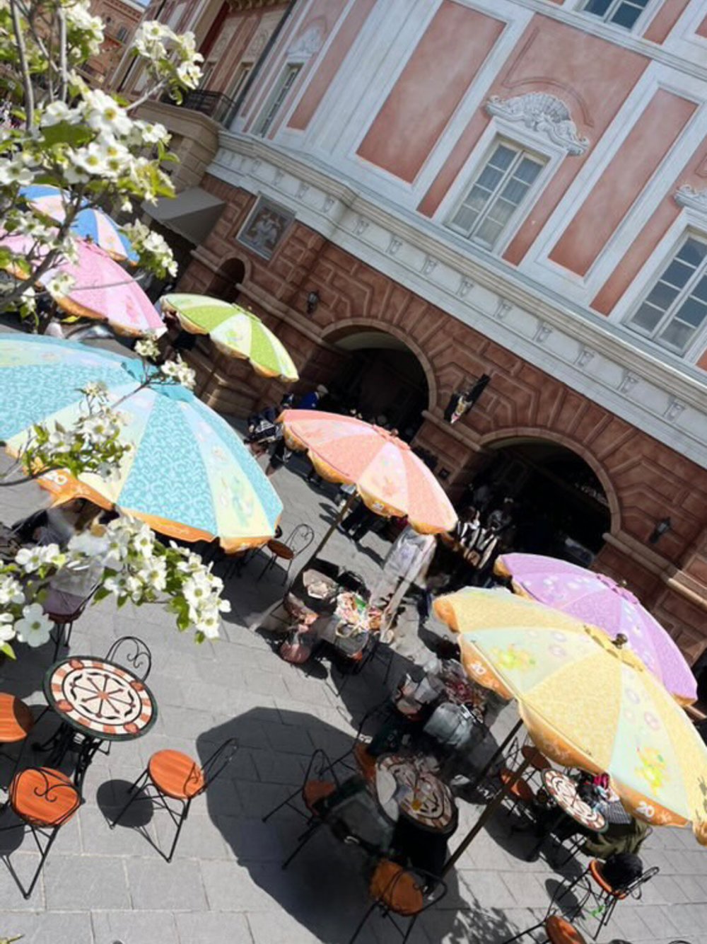 ダッフィー&フレンズカラーのカラフルなパラソル 東京ディズニーシー