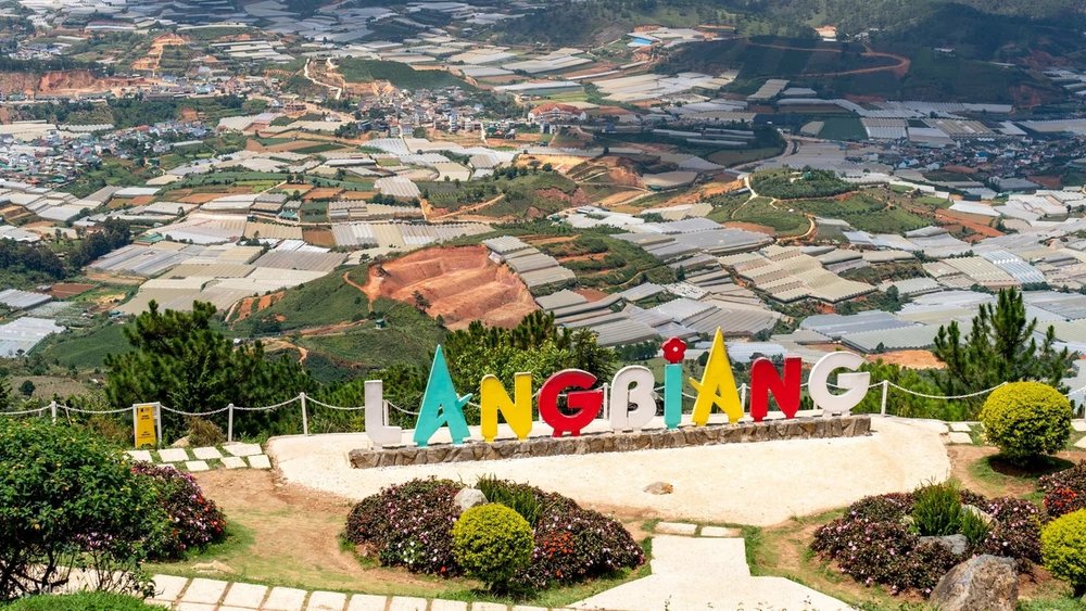 Hóa Thân Thành "Vua Rừng Xanh" Với Xe Jeep Langbiang