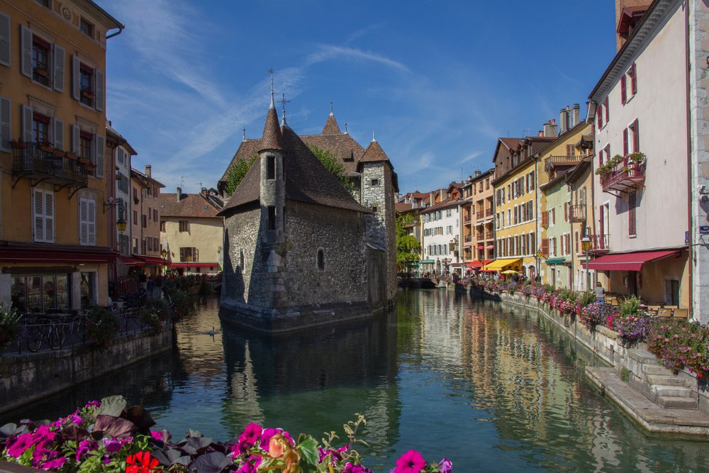 Khám Phá Lâu Đài Giữa Kênh Đào – Palais de l’Isle