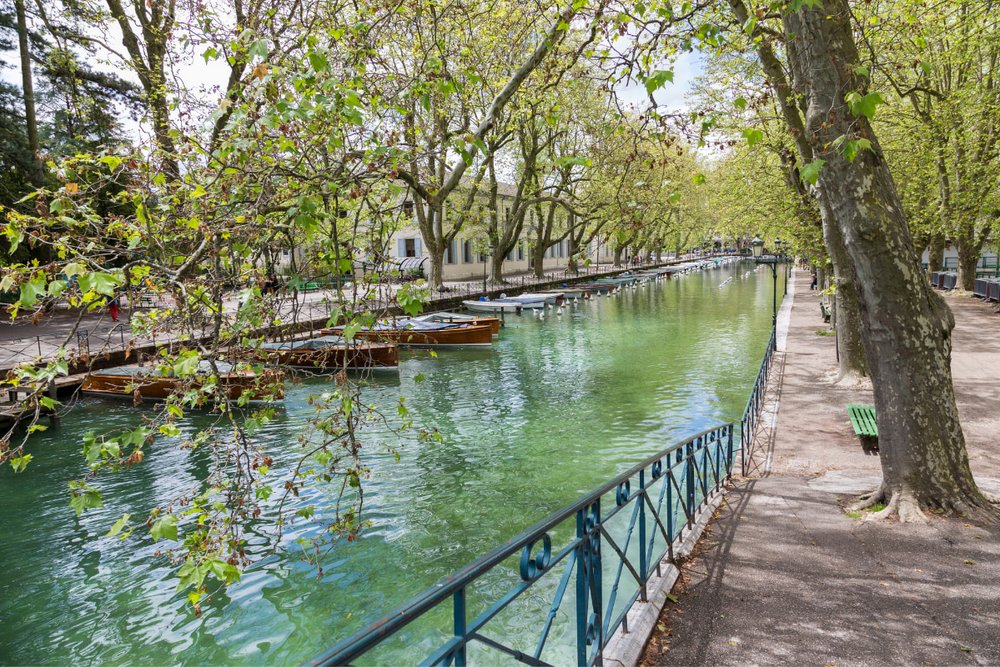 Đi Dạo Dọc Kênh Đào – Lắng Nghe Nhịp Sống Êm Ả