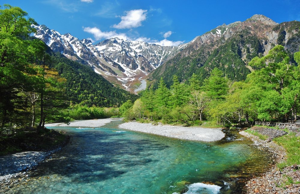 วิวแม่น้ำอะซุสะและเทือกเขาโฮทากะในคามิโคจิ (Kamikochi) ประเทศญี่ปุ่น
