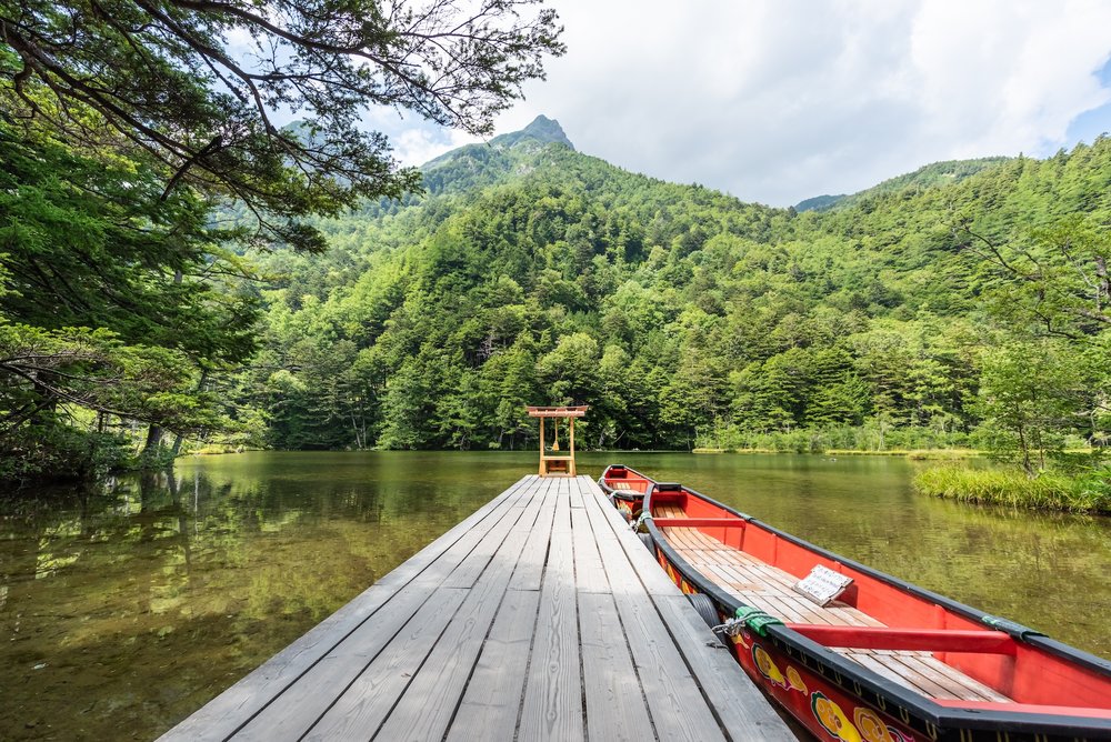 บ่อเมียวจินใกล้ศาลเจ้าโฮทากะ บรรยากาศเงียบสงบท่ามกลางธรรมชาติ