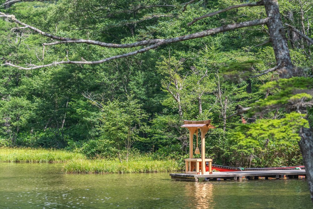 บ่อเมียวจินใกล้ศาลเจ้าโฮทากะ บรรยากาศเงียบสงบท่ามกลางธรรมชาติ