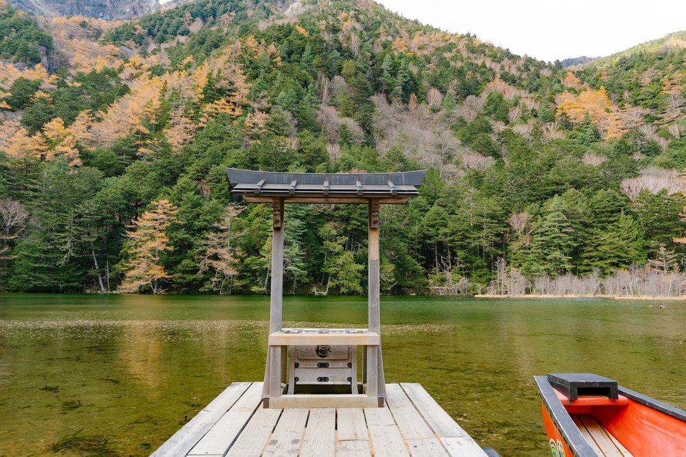 บ่อเมียวจินใกล้ศาลเจ้าโฮทากะ บรรยากาศเงียบสงบท่ามกลางธรรมชาติ