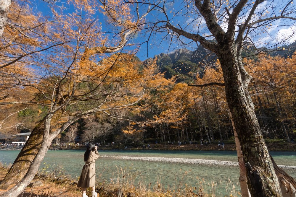 วิวแม่น้ำเเละภูเขาท่ามกลางใบไม้เปลี่ยนสี ที่คามิโคจิ (kamikochi) ประเทศญี่ปุ่น