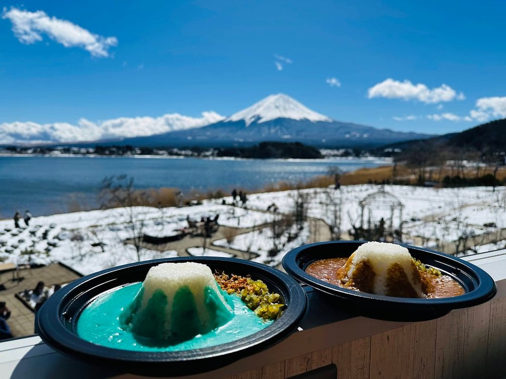 ข้าวแกงกะหรี่ฟูจิซังสีเเดงเเละสีฟ้า ที่ CAFE "With a view of Mt Fuji"