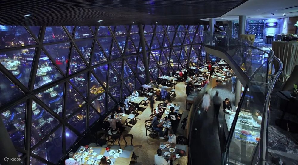 Thưởng Thức Ẩm Thực Tại Nhà Hàng Xoay