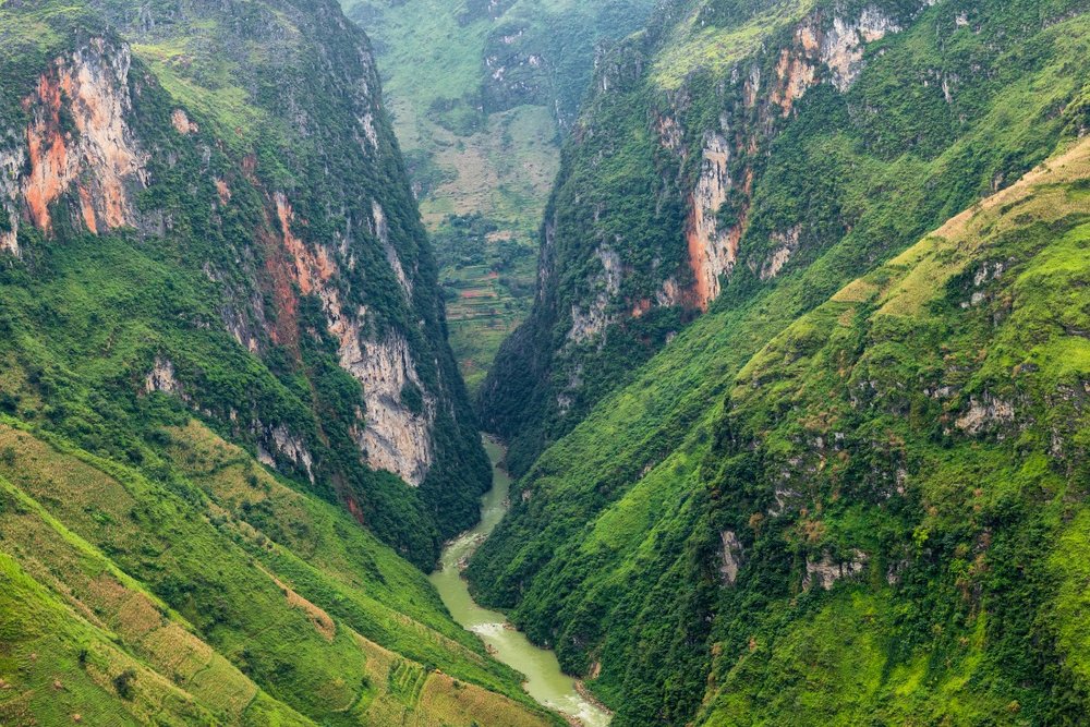 Buổi Chiều: Chinh Phục Đèo Mã Pì Lèng – Khám Phá Sông Nho Quế Và Mỏm Đá Tử Thần