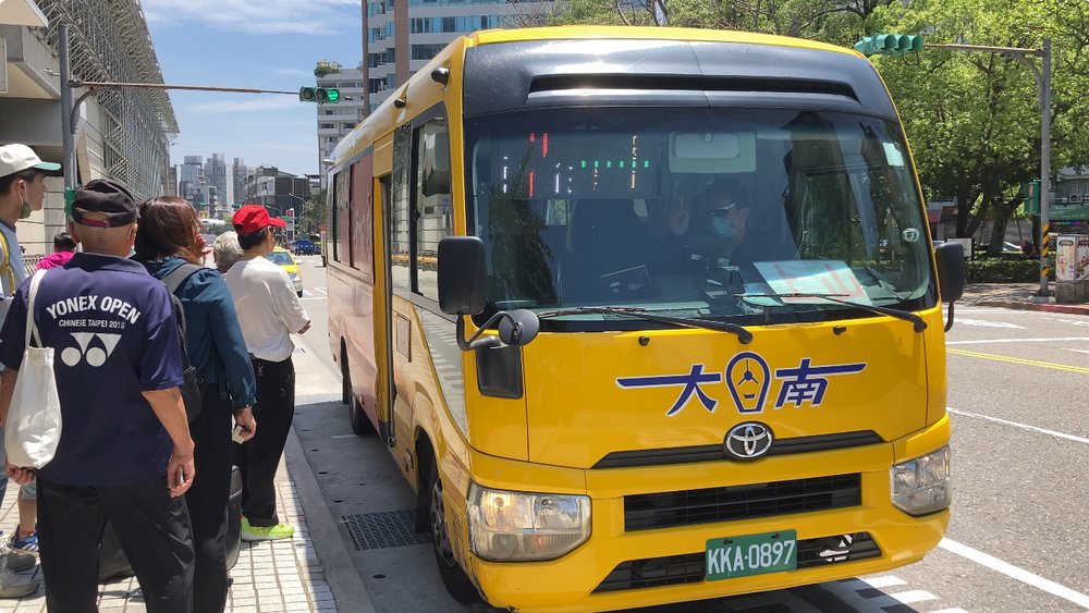 台北・北投温泉|源泉の吹出口を近くで見れる30分ハイキング+無料ラジウム泉の足湯に行ってみた バス