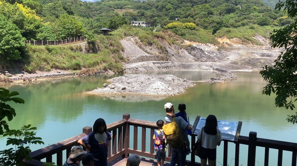 台北・北投温泉|源泉の吹出口を近くで見れる30分ハイキング+無料ラジウム泉の足湯に行ってみた 温泉池