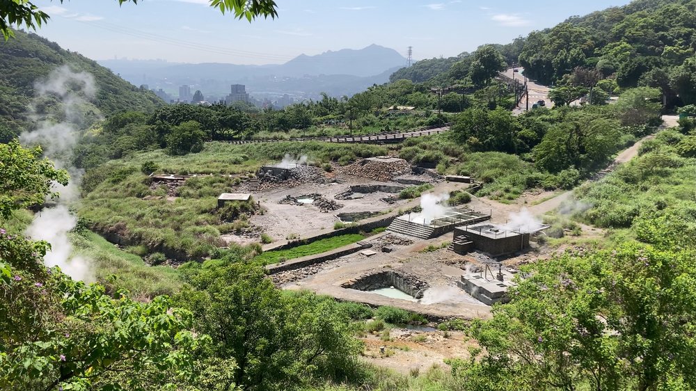 台北・北投温泉|源泉の吹出口を近くで見れる30分ハイキング+無料ラジウム泉の足湯に行ってみた 温泉 煙 森