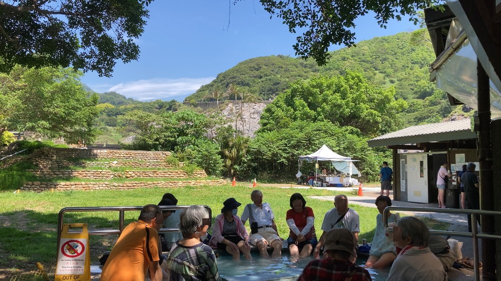 台北・北投温泉|源泉の吹出口を近くで見れる30分ハイキング+無料ラジウム泉の足湯に行ってみた 足湯 観光客 森