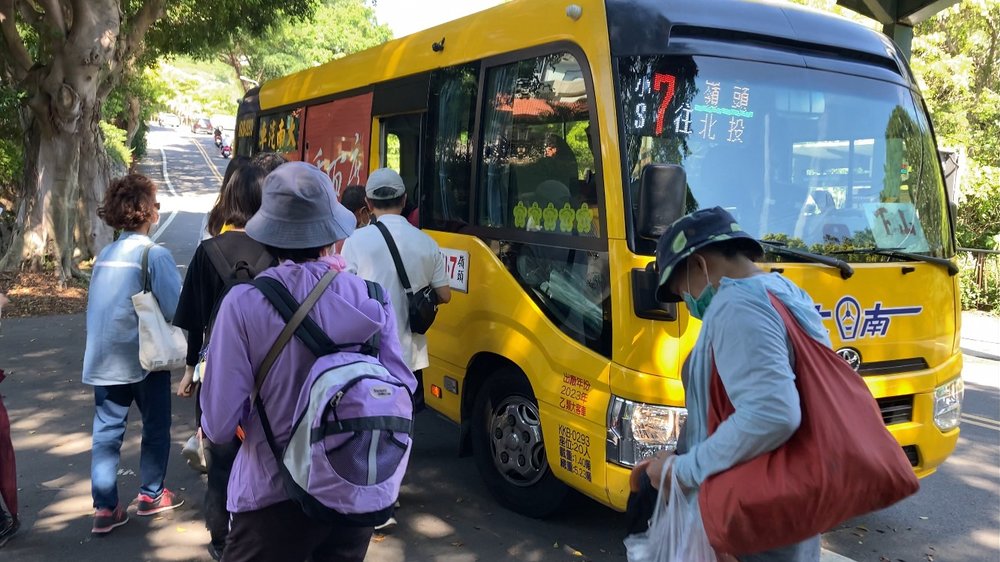 台北・北投温泉|源泉の吹出口を近くで見れる30分ハイキング+無料ラジウム泉の足湯に行ってみた バス 観光客