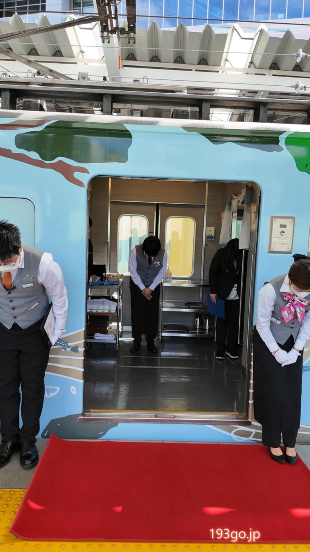 「52席の至福」で過ごす、贅沢なシンガポール旅気分。西武新宿から秩父へ 電車 クルー お辞儀