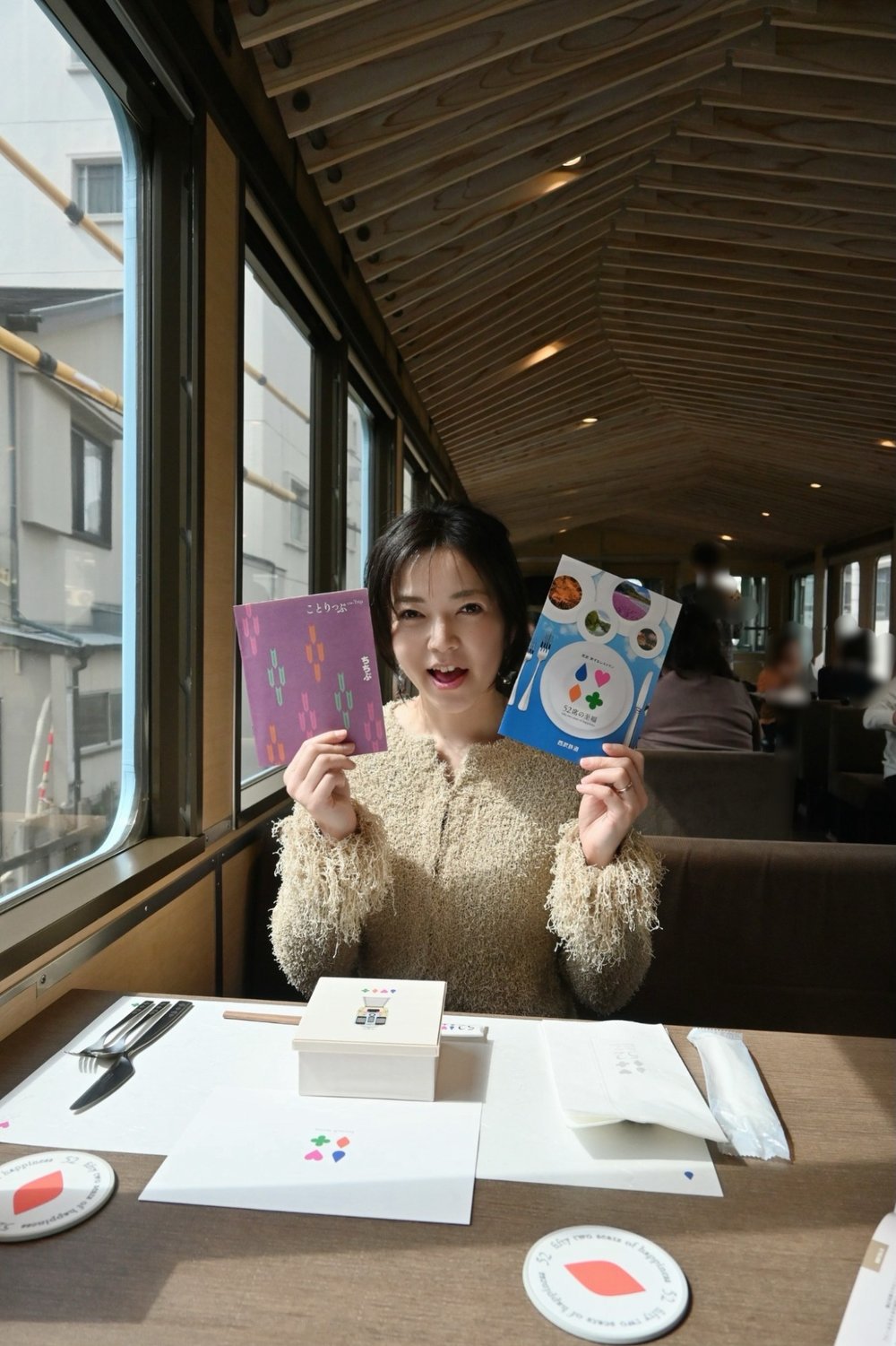 「52席の至福」で過ごす、贅沢なシンガポール旅気分。西武新宿から秩父へ 電車 食事 女性 パンフレット