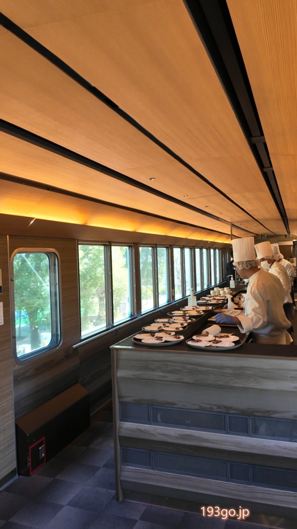 「52席の至福」で過ごす、贅沢なシンガポール旅気分。西武新宿から秩父へ 電車 調理 シェフ キッチン