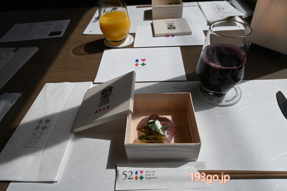 「52席の至福」で過ごす、贅沢なシンガポール旅気分。西武新宿から秩父へ 食事 飲み物