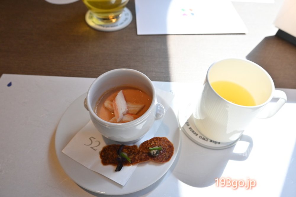 「52席の至福」で過ごす、贅沢なシンガポール旅気分。西武新宿から秩父へ スープ 飲み物 コップ