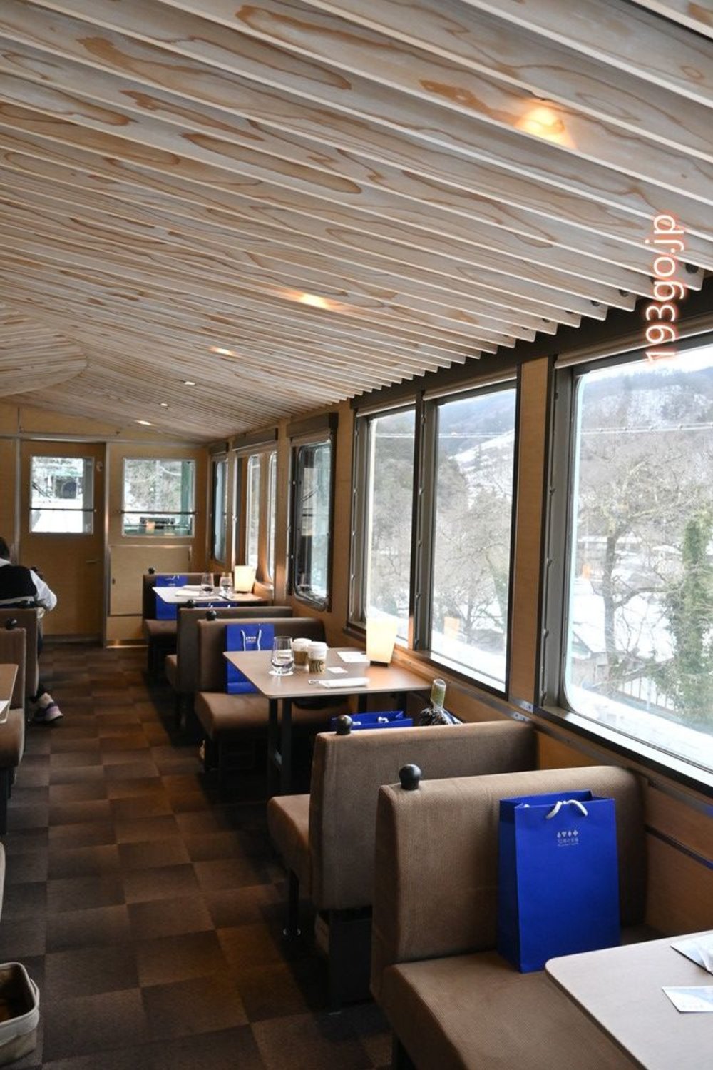 「52席の至福」で過ごす、贅沢なシンガポール旅気分。西武新宿から秩父へ 車内 お茶 プレゼント