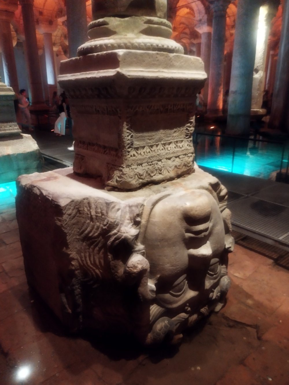 魅惑の都市　 イスタンブールの観光名所をご紹介　地下宮殿(バシリカ・システン) 石像