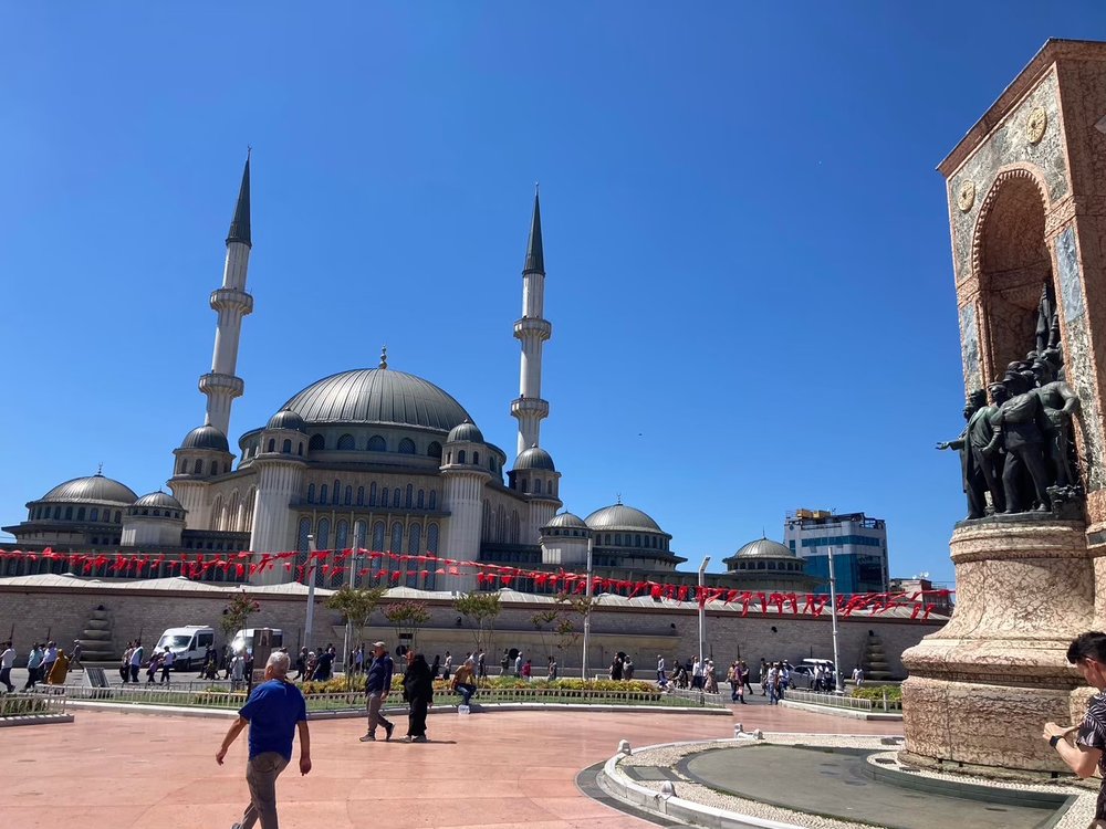 魅惑の都市　 イスタンブールの観光名所をご紹介　タクシム広場