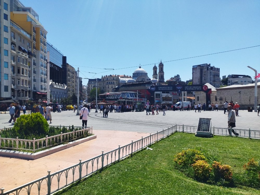 魅惑の都市　 イスタンブールの観光名所をご紹介　タクシム広場