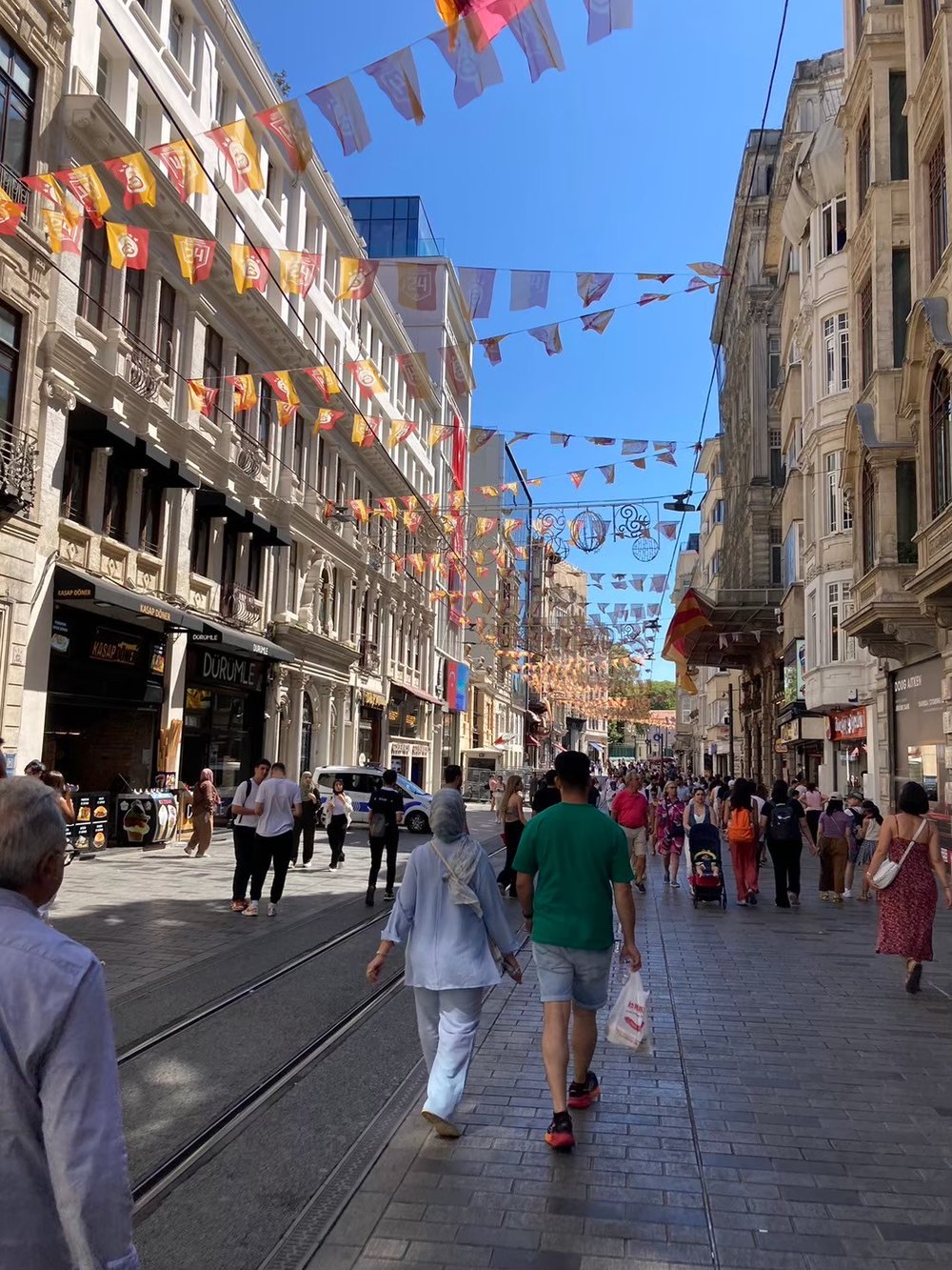 魅惑の都市　 イスタンブールの観光名所をご紹介　イスティクラル通り