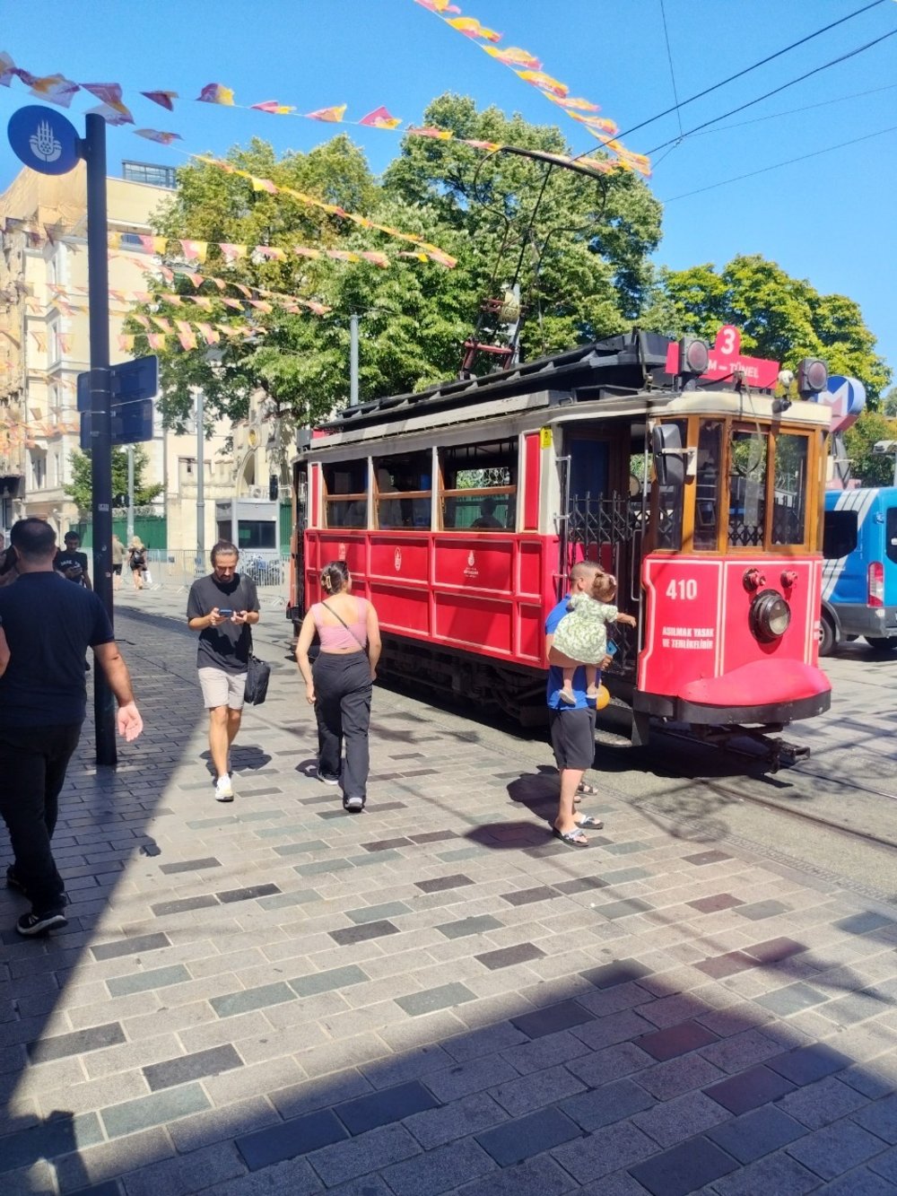 魅惑の都市　 イスタンブールの観光名所をご紹介　イスティクラル通り　路面電車