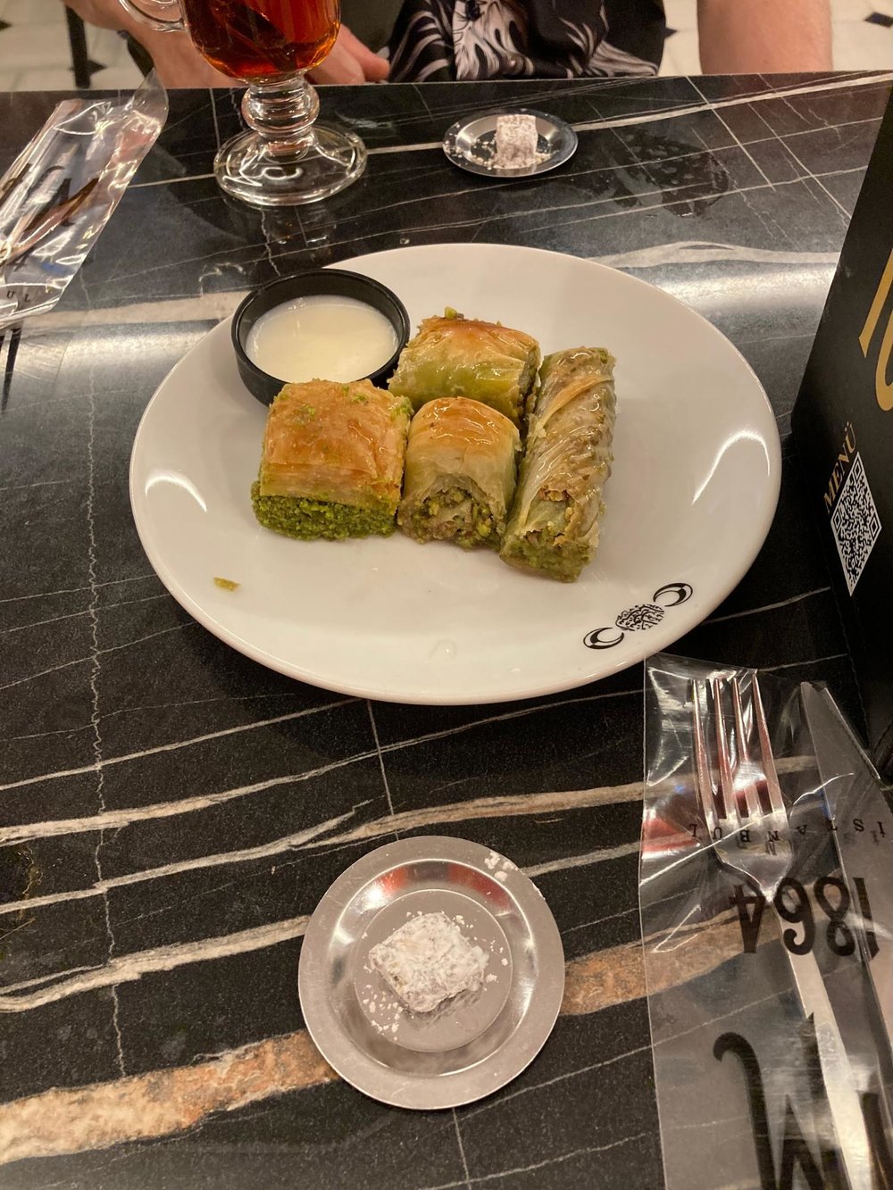 魅惑の都市　 イスタンブールの観光名所をご紹介　イスティクラル通り　食事