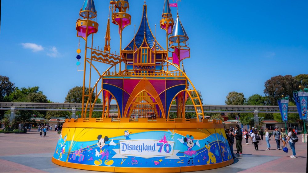 「世界で一番幸せな場所」カリフォルニアディズニー70周年を体験! フロート