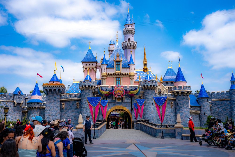 「世界で一番幸せな場所」カリフォルニアディズニー70周年を体験! お城 眠れる森の美女 70周年エンブレム