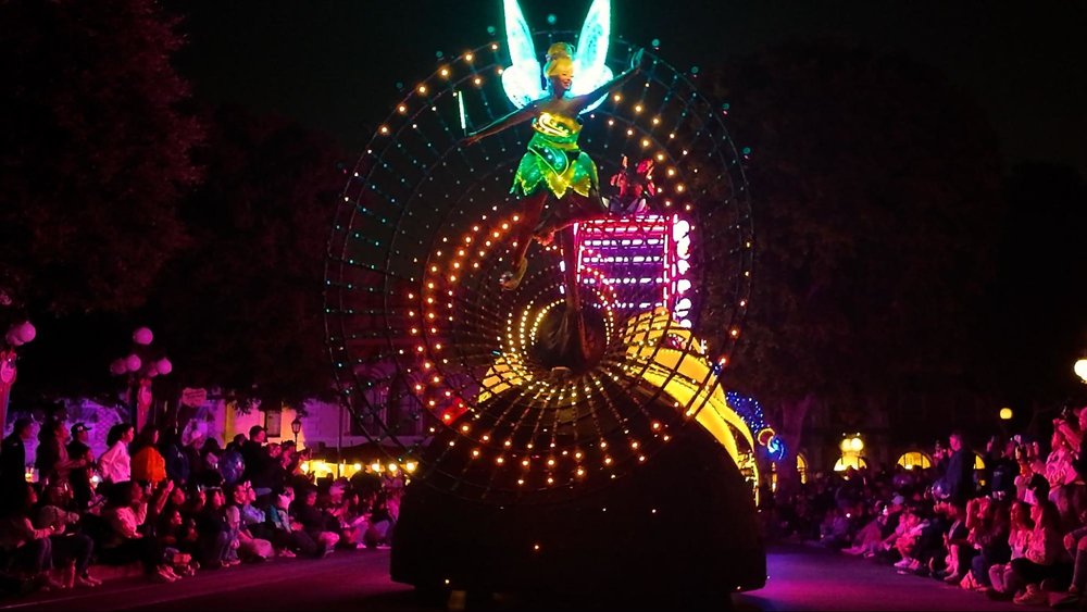 「世界で一番幸せな場所」カリフォルニアディズニー70周年を体験! 「ペイント・ザ・ナイト」パレード
