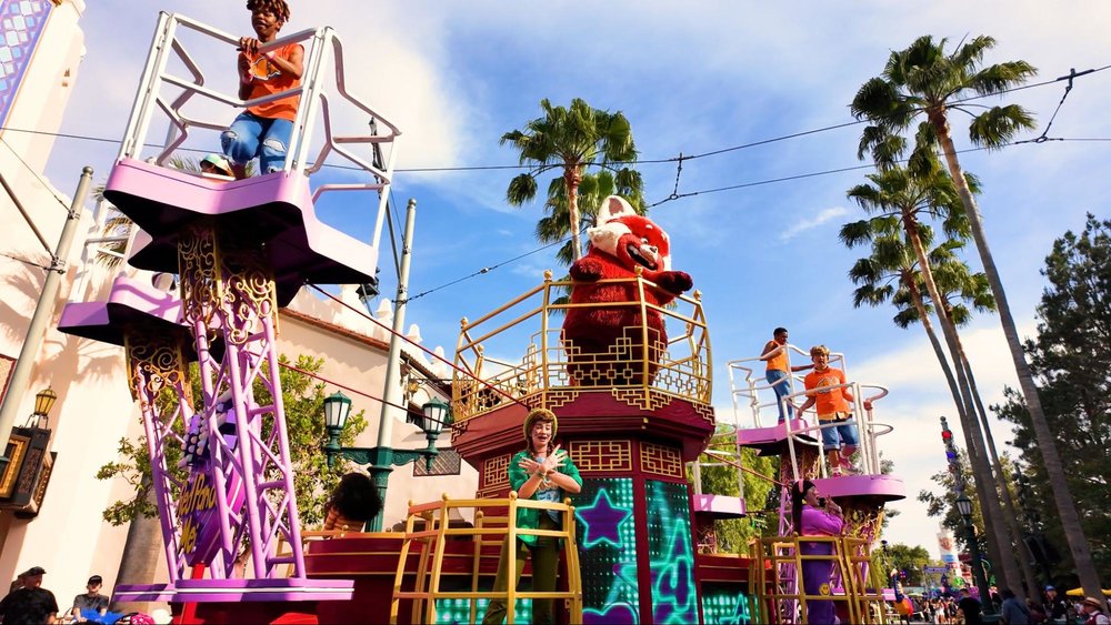 「世界で一番幸せな場所」カリフォルニアディズニー70周年を体験! 「ベター・トゥギャザー:ピクサーパル・セレブレーション!」パレード