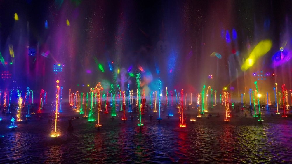「世界で一番幸せな場所」カリフォルニアディズニー70周年を体験! 「ワールド・オブ・カラー・ハピネス!」ナイトショー