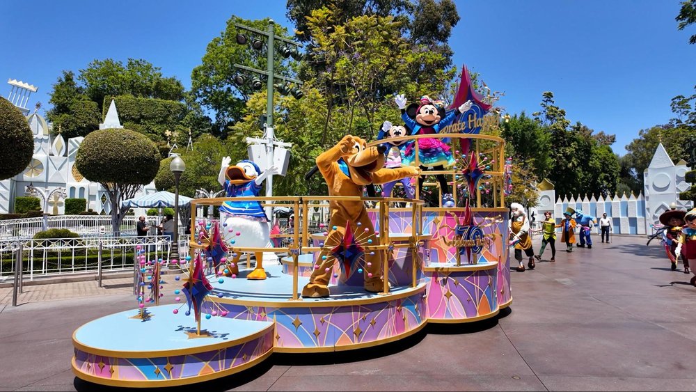 「世界で一番幸せな場所」カリフォルニアディズニー70周年を体験! フロート ミニー ミッキー ドナルド プルート