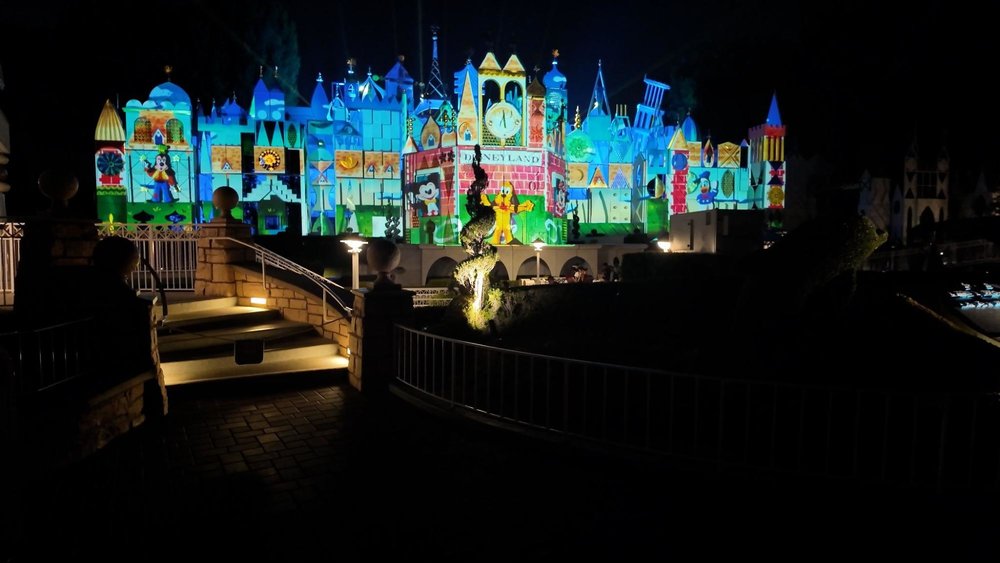 「世界で一番幸せな場所」カリフォルニアディズニー70周年を体験! 「タペストリー・オブ・ハピネス」プロジェクションショー