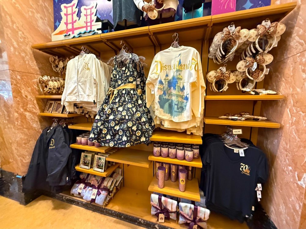 「世界で一番幸せな場所」カリフォルニアディズニー70周年を体験! 70周年の記念グッズ4