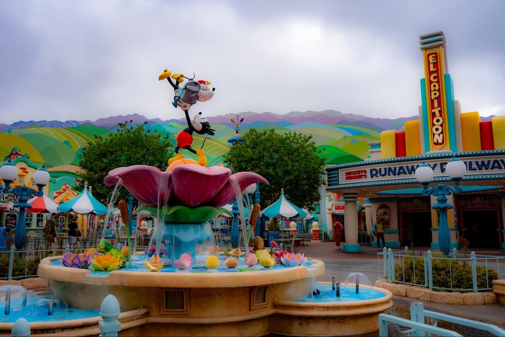 「世界で一番幸せな場所」カリフォルニアディズニー70周年を体験! パーク 空 噴水