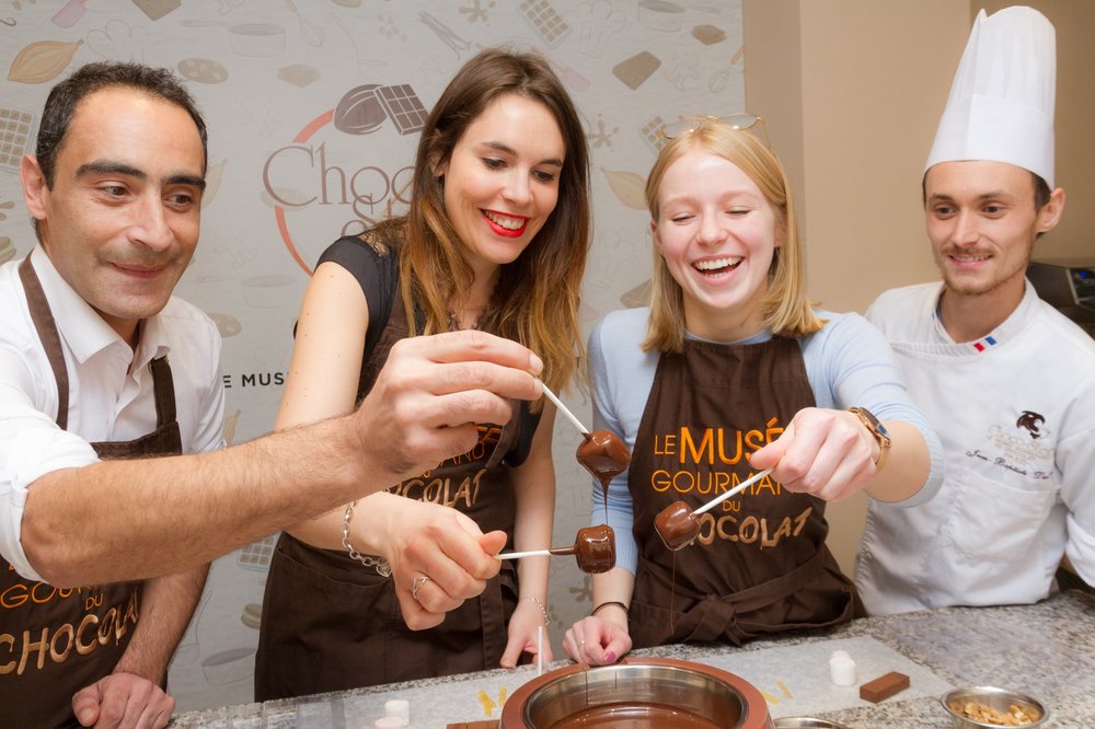 things to do in paris - people dipping marshmallows in chocolate