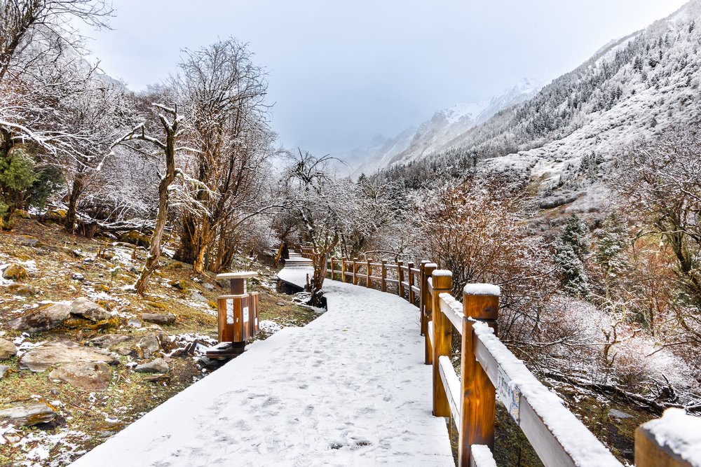 เส้นทางเดินป่าในหุบเขาชางผิง (Changping Valley) ในช่วงต้นฤดูใบไม้ผลิที่ยังมีหิมะปกคลุม