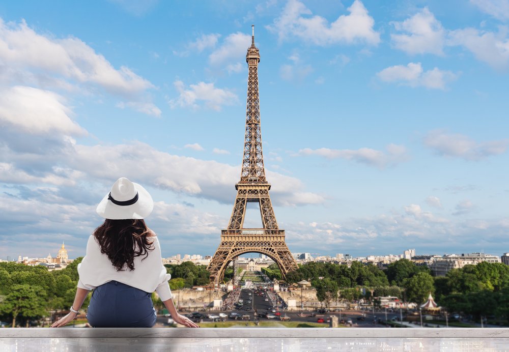 girl looking at eiffel tower paris