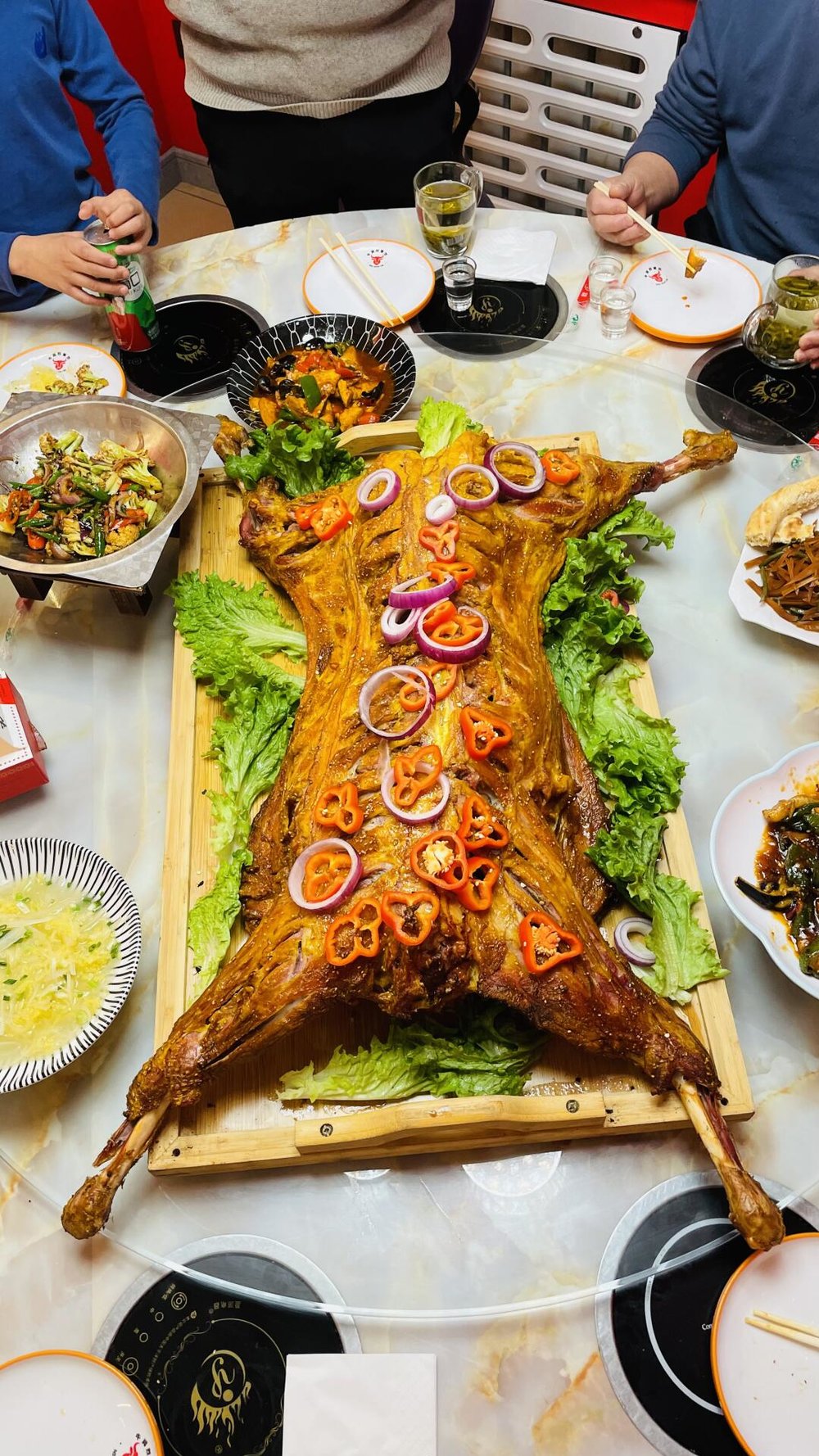 伊犁美食, 烤全羊, 伊犁自由行, 伊犁旅遊攻略